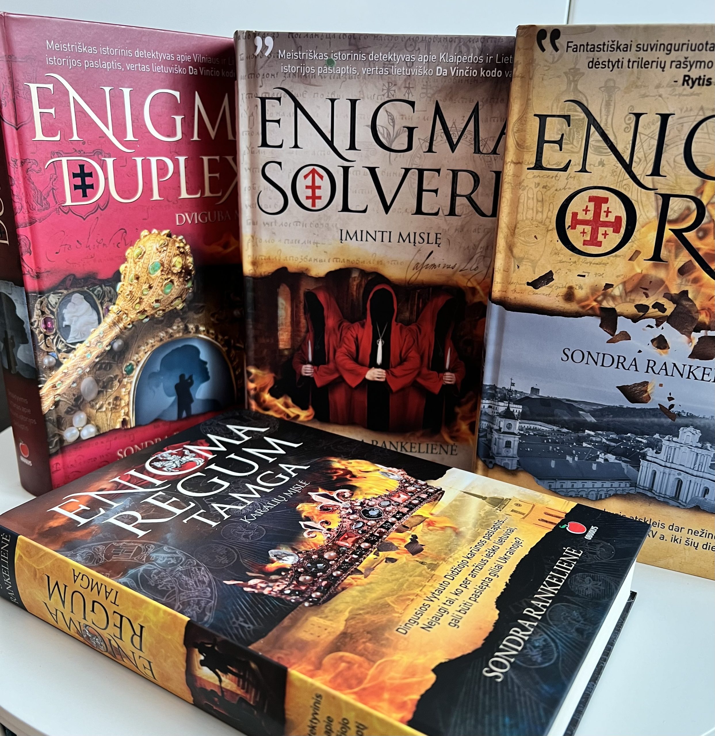 „Enigma“ romanų serija